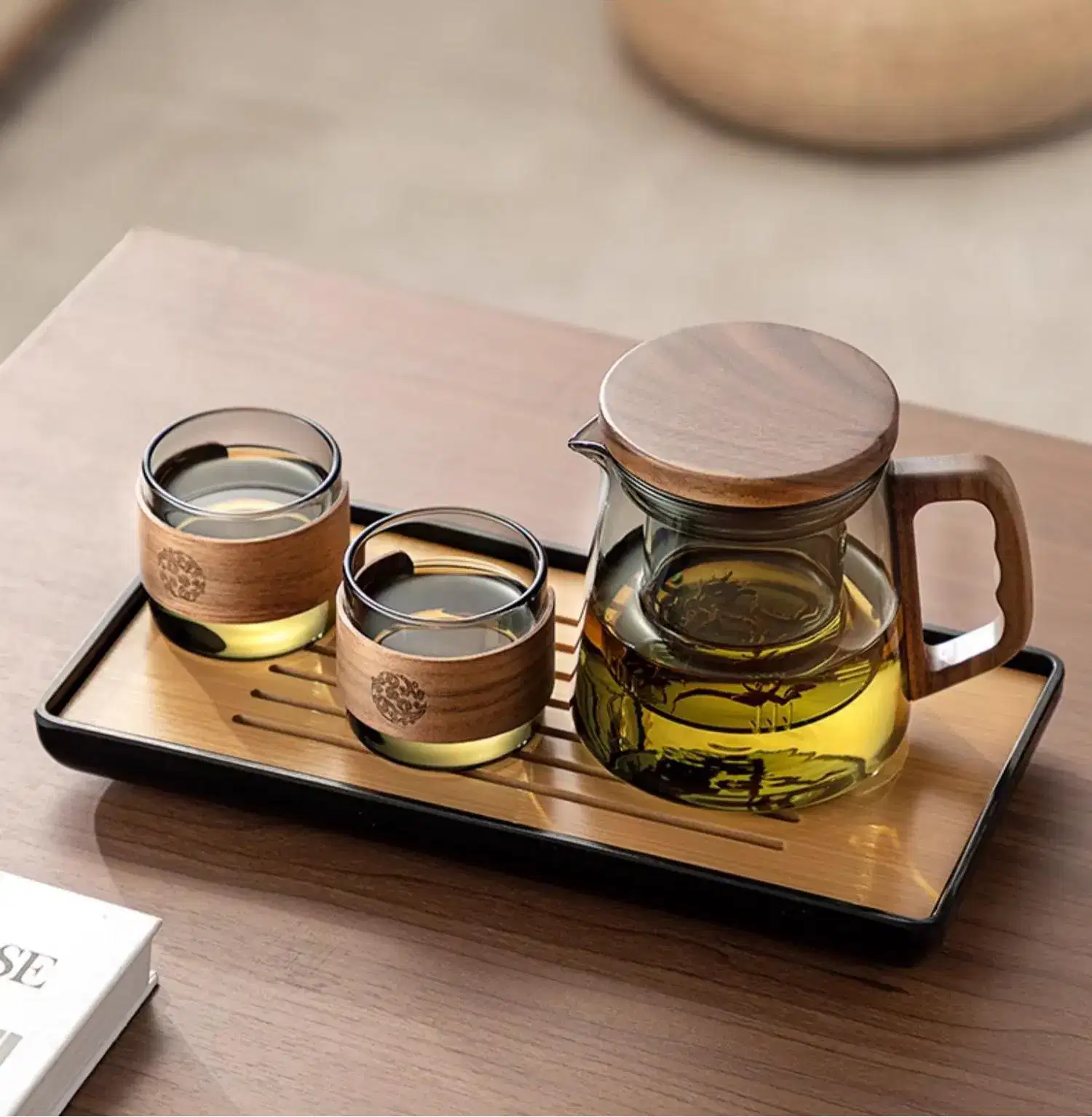 Borosilicate Glass Teapot with Glass Infuser & Walnut Handle – 500ml + 2 x 110ml Teacups with wooden accents, arranged on a rectangular wooden serving tray containing tea.